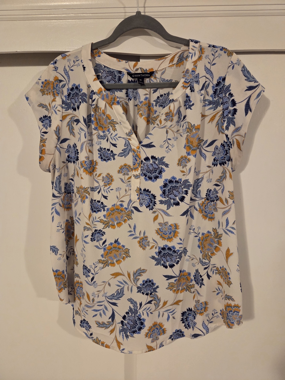 41 Hawthorn White Floral Split-Neck Cap Sleeve Blouse